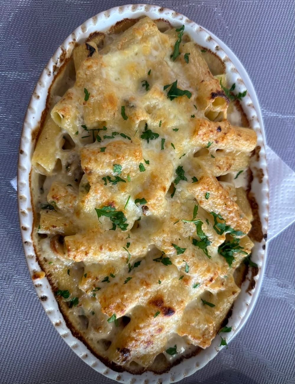 Überbackene Nudeln mit Käse und Kräutern in der Auflaufform