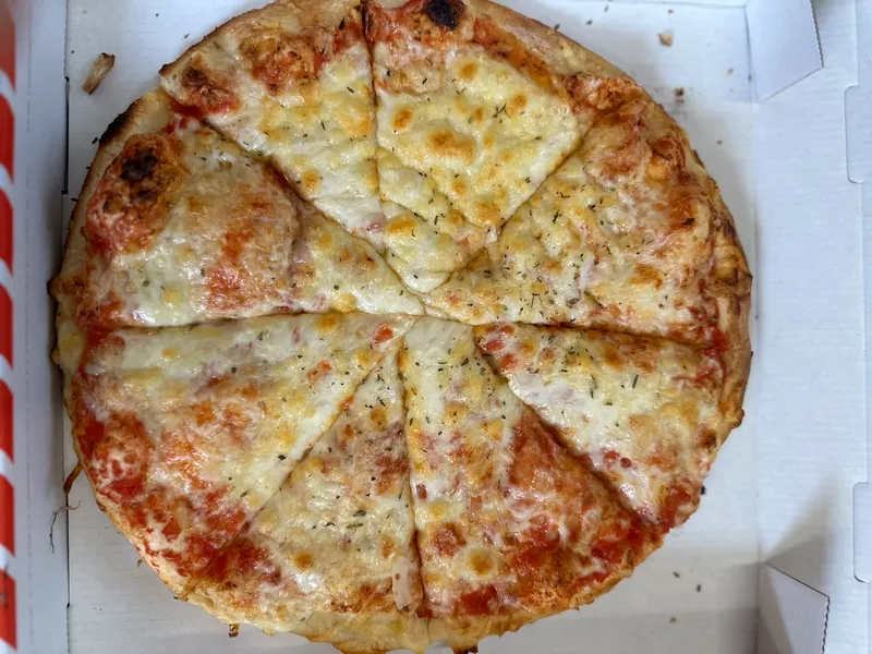 Käsepizza, frisch gebacken und in Stücke geschnitten